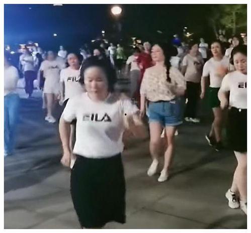 学生台上跳舞吃瓜视频是真的吗,真相揭秘