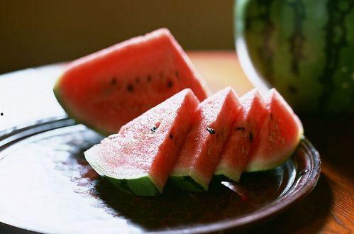 吃瓜解暑视频在线观看,跟着吃瓜视频一起清凉一夏