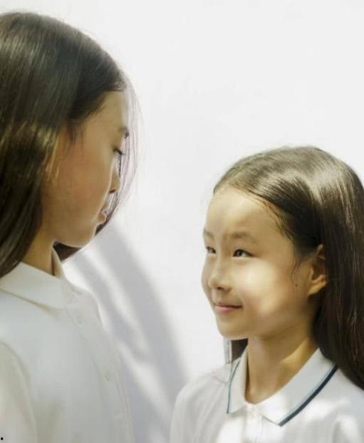 父女吃瓜照片高清图片视频,高清瓜照视频记录温馨瞬间