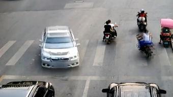 司机撞车吃瓜视频播放大全,惊险瞬间！司机撞车吃瓜视频大盘点