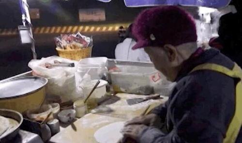 爷爷奶奶吃瓜吃饼的视频,吃瓜品饼乐无边