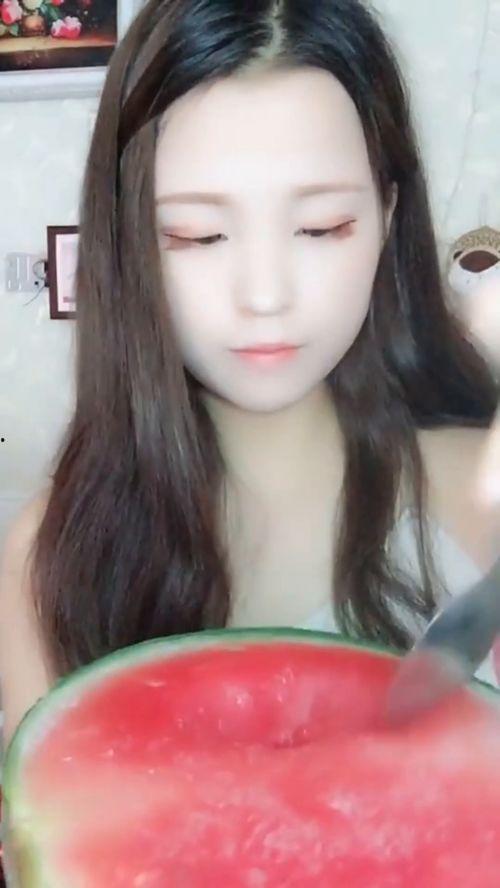 年轻小姐姐吃瓜视频,年轻小姐姐的吃瓜日常揭秘